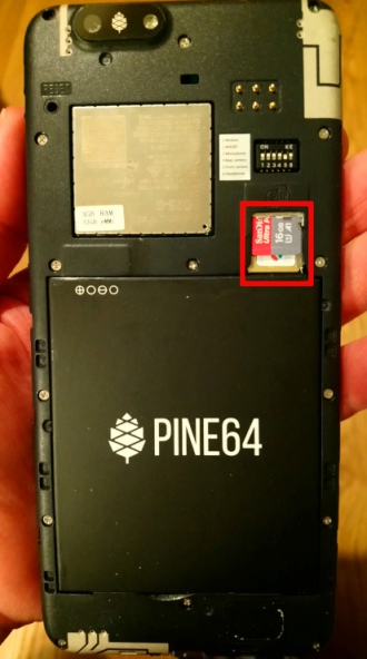 Emplacement de la microSD sur le « Pinephone »