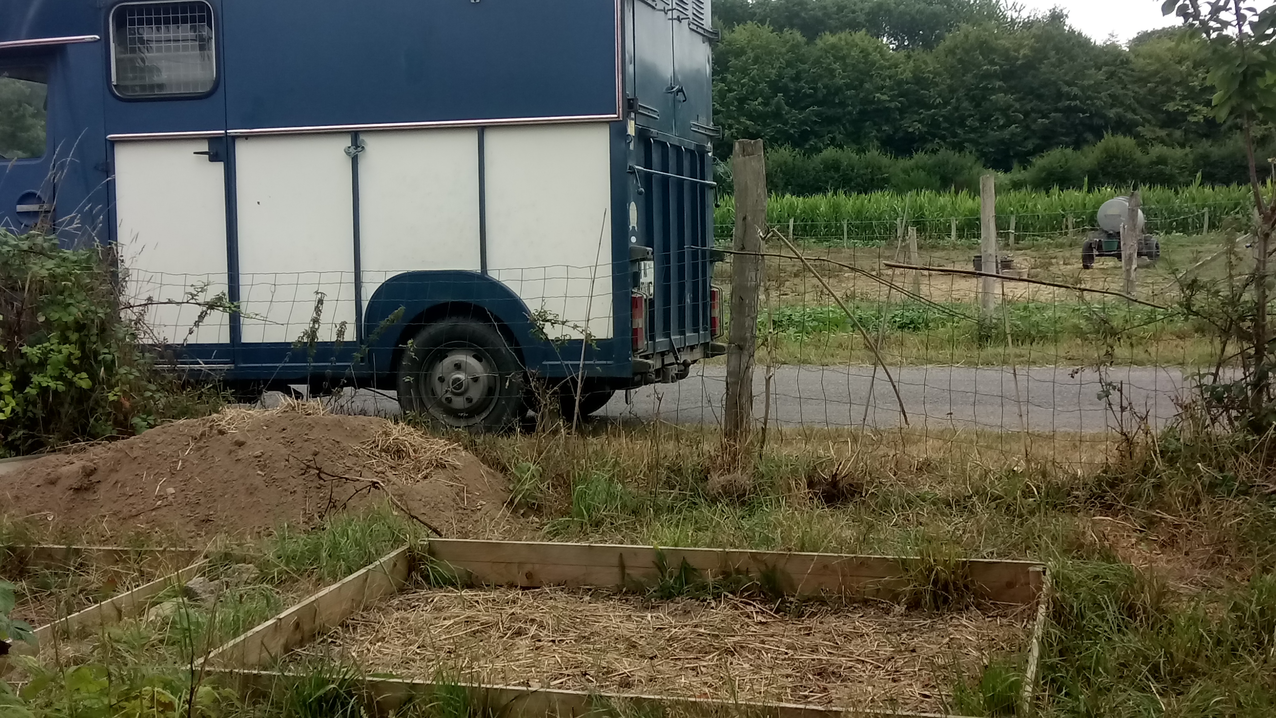 Ledit camion et le tas de terre actuellement dans mon jardin