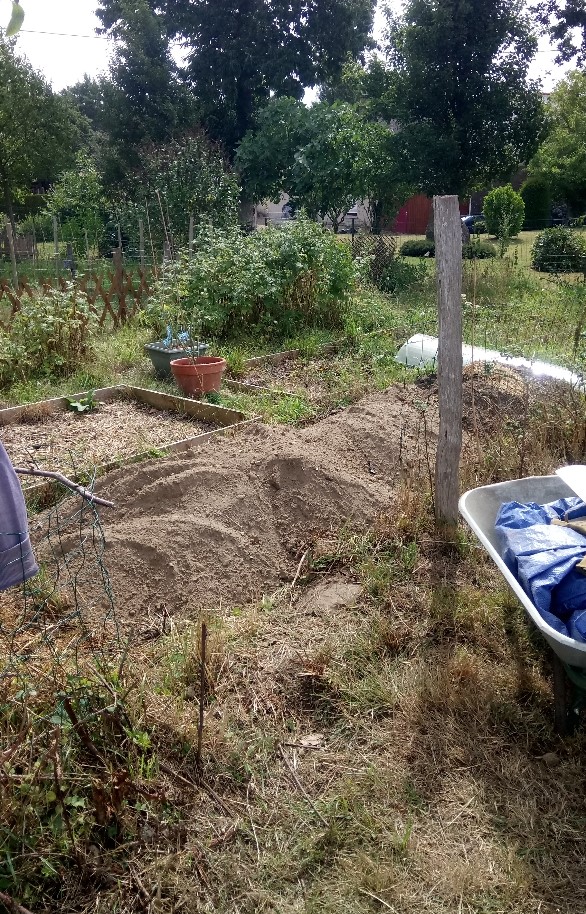 Une tonne de terre de jardin à répartir sur les zones où je souhaite planter mes haies Sémourais